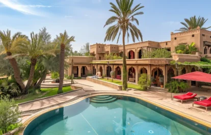 Vue Ciel Marrakech La Palmeraie – Façade extérieure avec piscine, palmiers et transats rouges