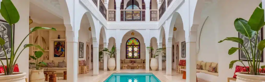 Riad rénové avec piscine et arches mauresques à Marrakech.