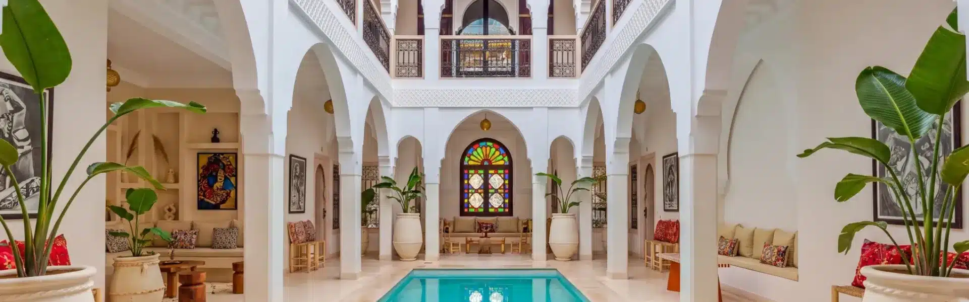 Riad rénové avec piscine et arches mauresques à Marrakech.