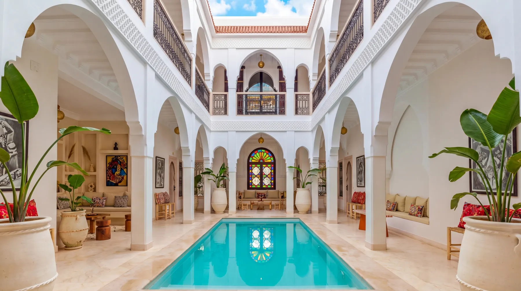 Riad rénové avec piscine et arches mauresques à Marrakech.