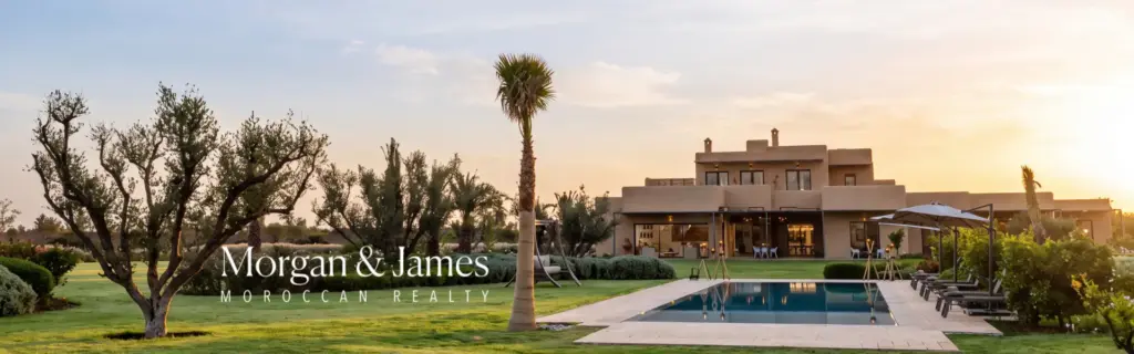 Magnifique villa de luxe de Morgan and James Moroccan Realty, illustrant des services immobiliers haut de gamme avec une carte professionnelle agent immobilier Maroc.