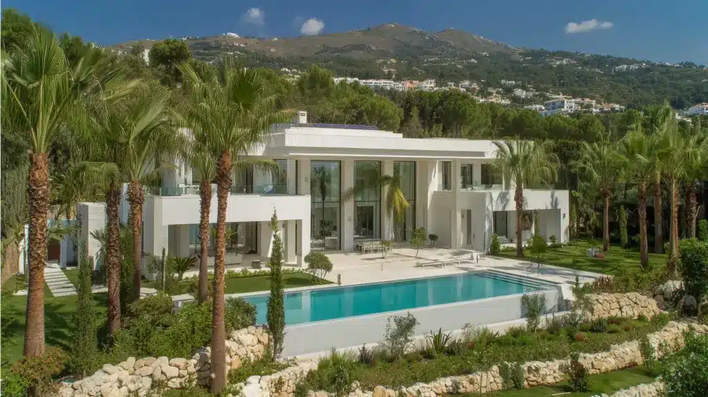 Vue par drone d'une villa ultra-luxueuse à vendre à Casablanca.