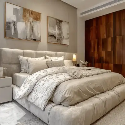 Chambre principale élégante avec lit capitonné et penderie en bois dans un appartement de vacances à Marrakech