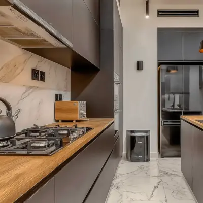 Cuisine moderne avec plans de travail en bois et gaz dans un appartement de vacances à Marrakech