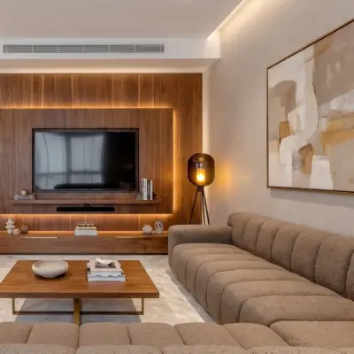 Salon moderne avec mur TV en bois et canapé bouclé dans un appartement de vacances à Marrakech