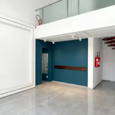 Local commercial à Casablanca – rez-de-chaussée ouvert avec escalier rouge en colimaçon