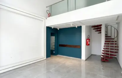 Local commercial à Casablanca – rez-de-chaussée ouvert avec escalier rouge en colimaçon