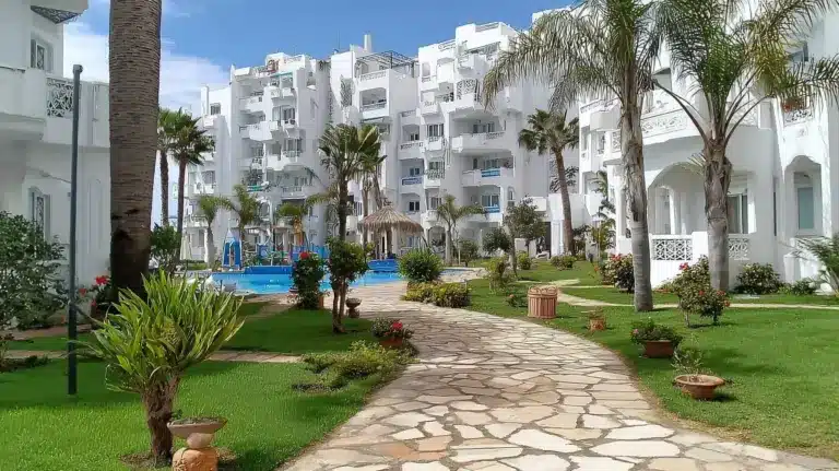 Complexe résidentiel à Tanger avec piscine et palmiers