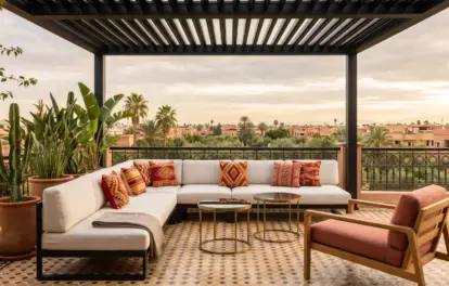 Penthouse duplex à vendre à Marrakech – terrasse sur toit ombragée avec coussins kilim et vue skyline