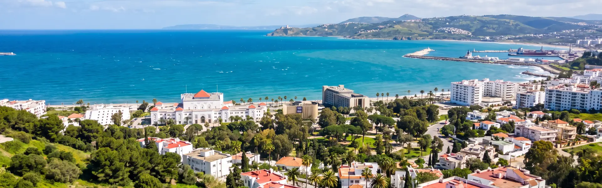 Vue aérienne de la baie et du port de Tanger, guide des quartiers où investir dans l'immobilier de prestige