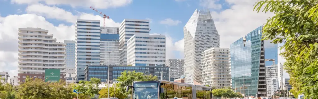 Tours de bureaux de Casablanca Finance City sous un ciel bleu, premier quartier d'affaires pour les prix des bureaux à Casablanca