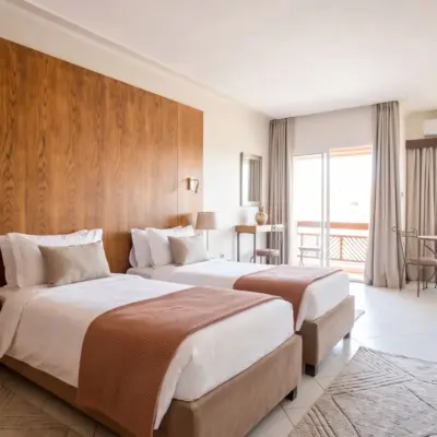 Chambre d'hôtel twin avec mur en bois et terrasse privée à Marrakech