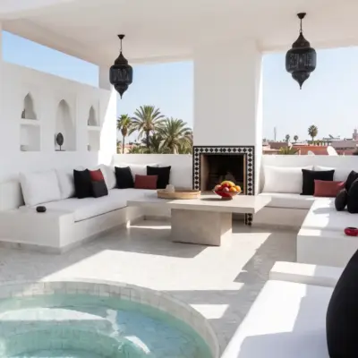 Terrasse sur le toit avec bassin, salon, cheminée et vue sur la ville dans un riad à Tanger