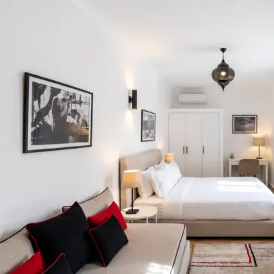 deuxième chambre avec lit double, canapé, penderie et coin bureau dans un riad à Tanger