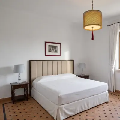 Chambre d'un immeuble à Tanger, avec tête de lit capitonnée et sol en carrelage à chevrons