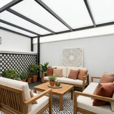 Terrasse couverte du loft à Asilah avec salon de jardin en teck, plantes en pot, carreaux à motifs et pergola