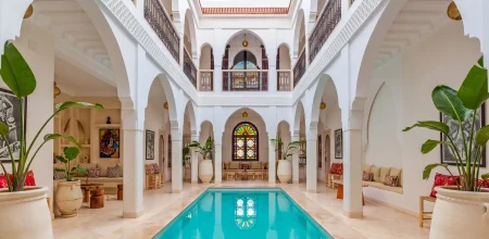 Riad rénové avec piscine et arches mauresques à Marrakech.