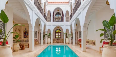 Riad rénové avec piscine et arches mauresques à Marrakech.