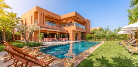 Villa moderne avec piscine, idéale pour l'investissement dans les quartiers de Marrakech.