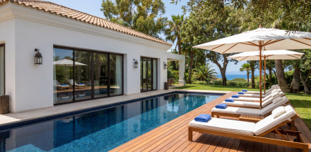 Villa de luxe à Tanger avec piscine privée, exemple clé pour comprendre la fiscalité immobilier Maroc étranger.