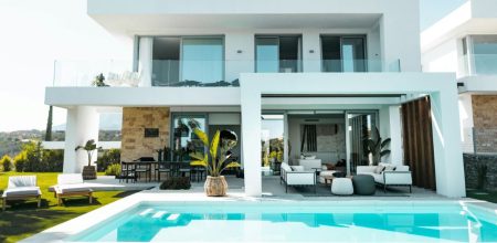 Villa contemporaine avec piscine, représentant des projets de promoteurs immobiliers haut de gamme au Maroc.